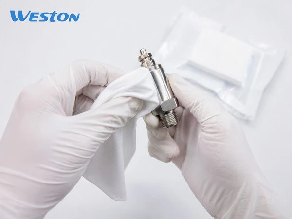 ESD Cleanroom Wipes in use